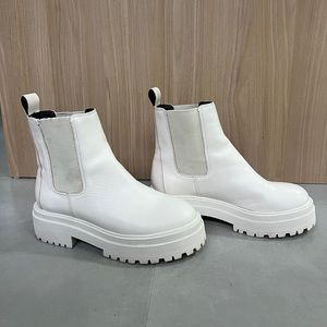 Carrano Leather Chelsea Boots